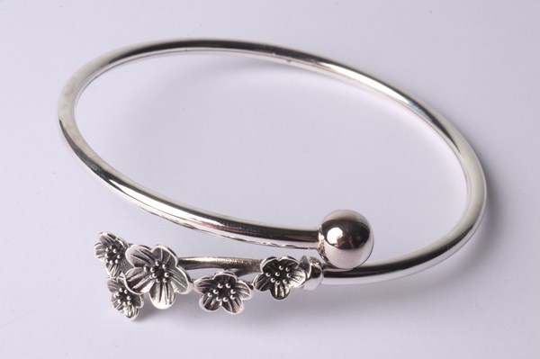 Lot 1039 - SILVER BANGLE