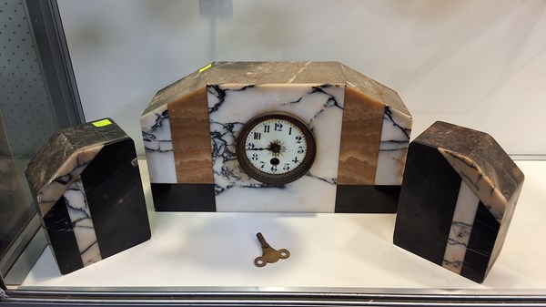 Lot 1322 - ART DECO MANTEL CLOCK