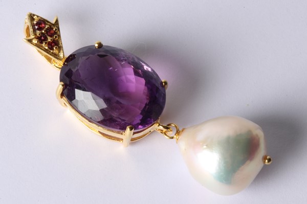 Lot 1025 - AMETHYST & PEARL PENDANT