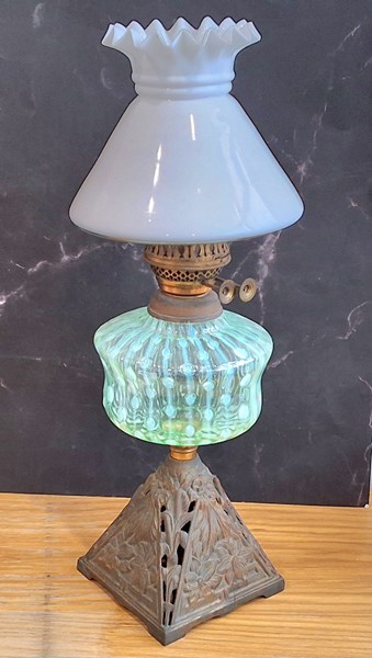 Lot 1124 - KEROSENE LAMP