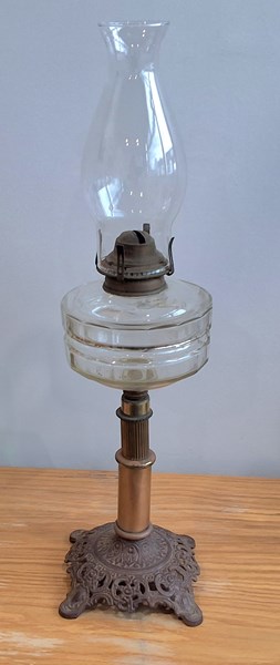 Lot 1290 - KEROSENE LAMP