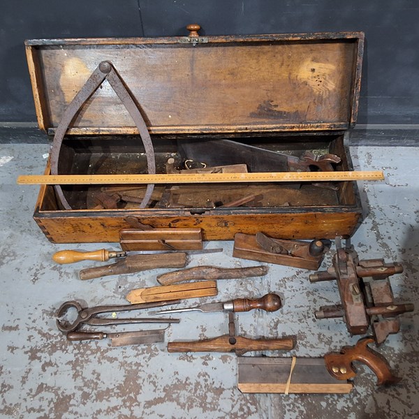 Lot 212 - TOOL TRUNK