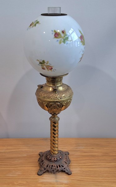 Lot 1340 - KEROSENE LAMP