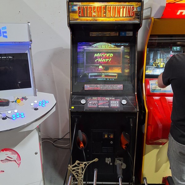 Lot 5 - ARCADE MACHINE EXTREME HUNTING