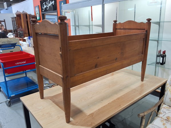 Lot 302 - CHILDS BED