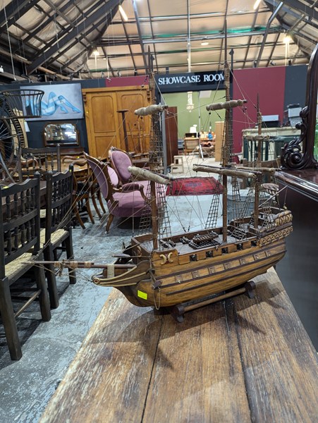 Lot 200 - MODEL SHIP