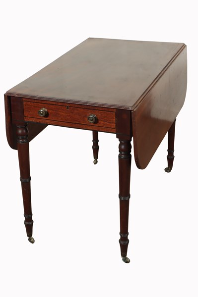 Lot 137 - GEORGIAN PEMBROKE TABLE