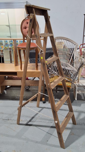 Lot 361 - STEP LADDER