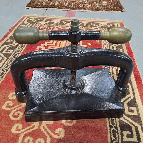 Lot 107 - BOOK PRESS