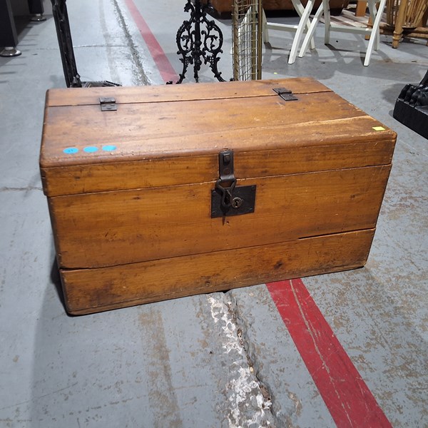 Lot 432 - CHEST