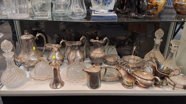 Lot 1351 - GLASS & METALWARE