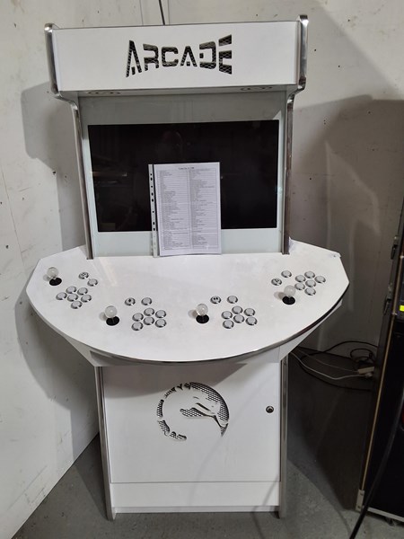 Lot 6 - ARCADE MACHINE