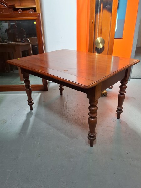 Lot 468 - KITCHEN TABLE