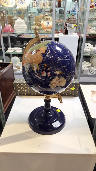 Lot 1181 - WORLD GLOBE