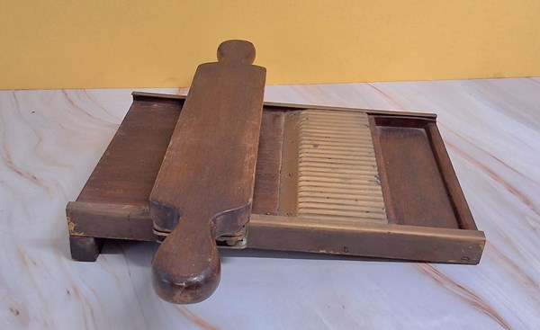 Lot 1159 - PILL ROLLING MACHINE