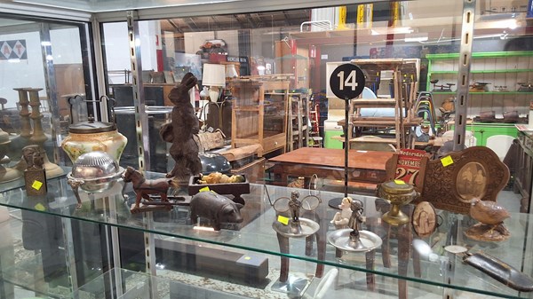 Lot 1453 - RUSTIC COLLECTABLES