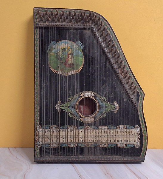 Lot 1417 - MANDOLIN HARP