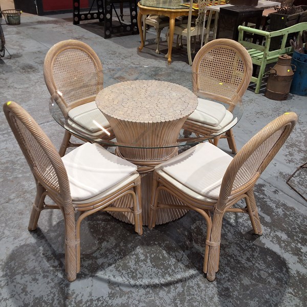 Lot 156 - DINING SUITE