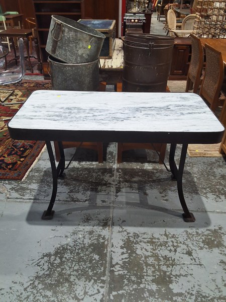 Lot 119 - TABLE