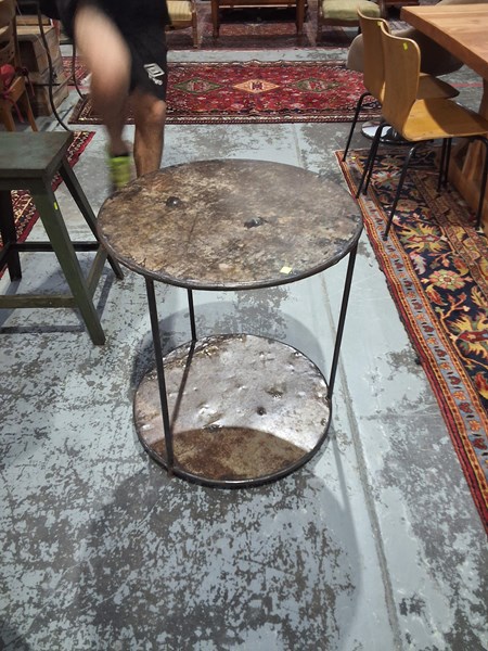 Lot 143 - TABLE