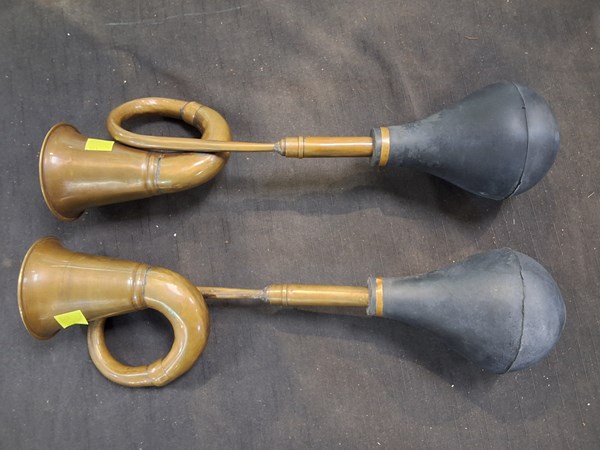 Lot 1252 - VINTAGE CAR HORNS