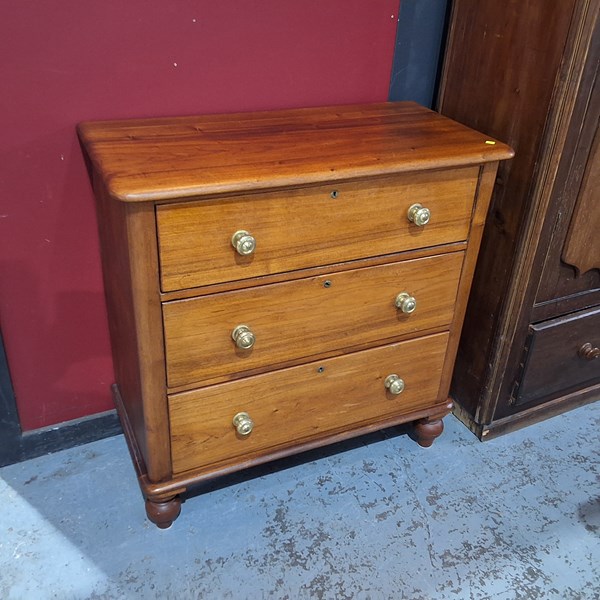 Lot 122 - CHEST OF DRAWERS