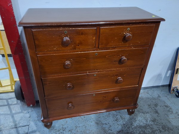 Lot 31 - CHEST OF DRAWERS