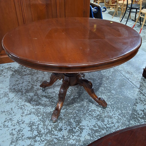 Lot 188 - CIRCULAR TABLE