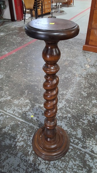 Lot 25 - PEDESTAL