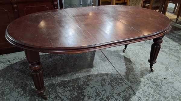 Lot 206 - DINING TABLE