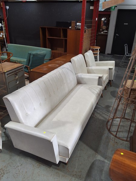 Lot 135 - LOUNGE SUITE