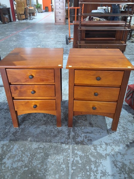 Lot 164 - BEDSIDES