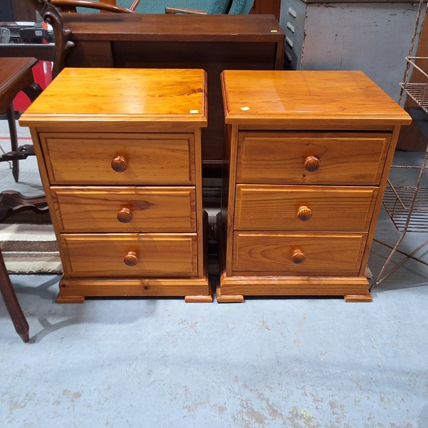 Lot 81 - BEDSIDES