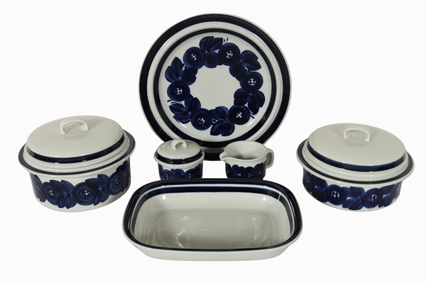 Lot 161 - DINNERWARE