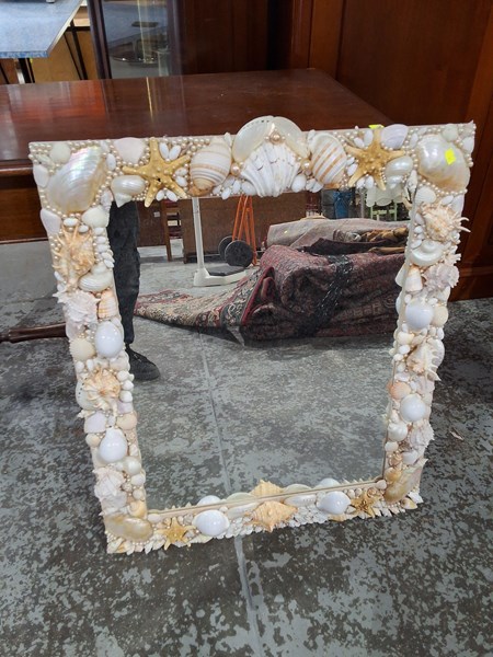 Lot 67 - WALL MIRROR