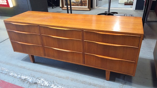 Lot 305 - SIDEBOARD