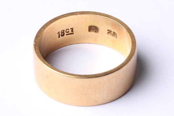 Lot 1018 - GOLD RING