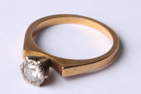 Lot 1016 - GOLD & DIAMOND RING