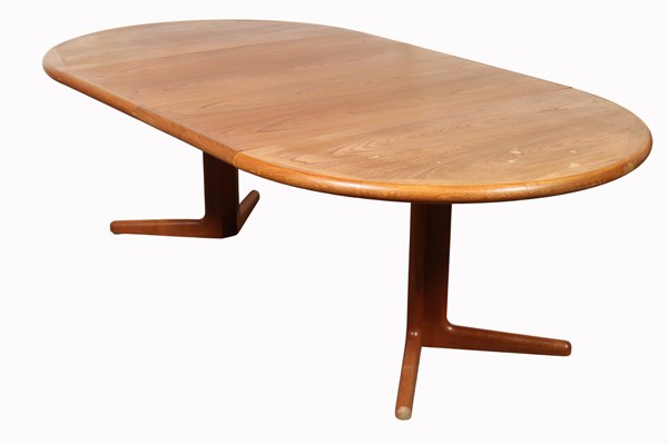 Lot 156 - EXTENSION DINING TABLE