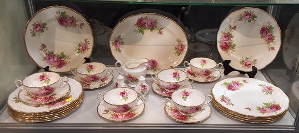 Lot 1236 - ROYAL ALBERT DINNER SERVICE