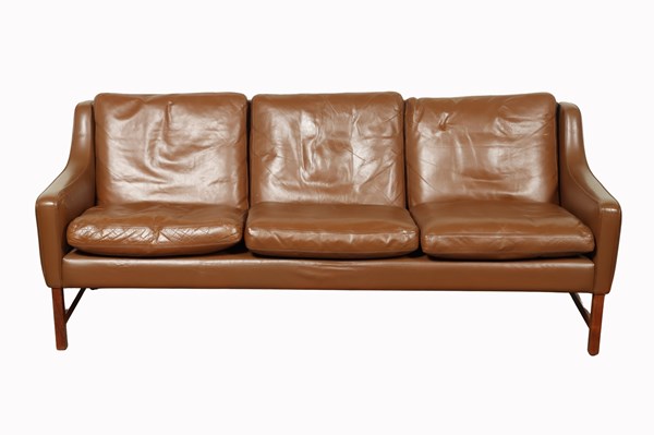 Lot 189 - LEATHER LOUNGE