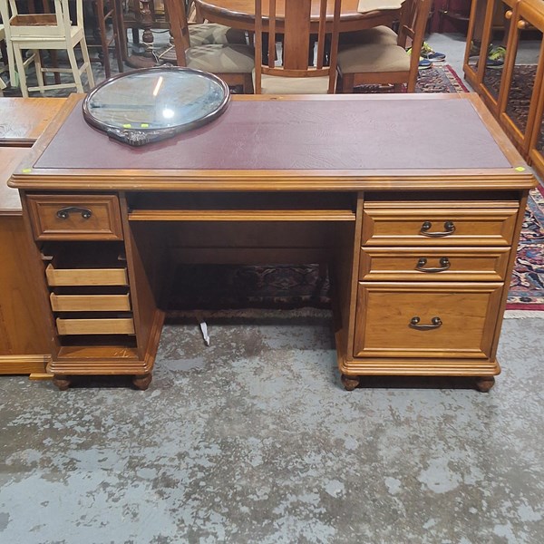 Lot 77 - DESK