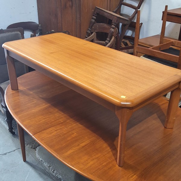 Lot 318 - COFFEE TABLE