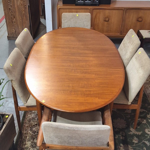 Lot 309 - DINING SUITE