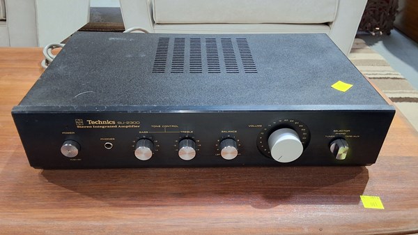 Lot 404 - AMPLIFIER