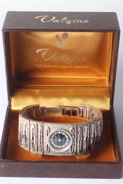 Lot 1009 - SILVER WRIST WATCH