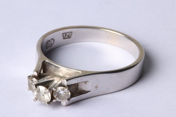 Lot 1014 - GOLD & DIAMOND RING