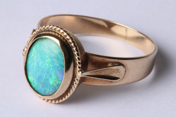 Lot 1015 - GOLD OPAL RING