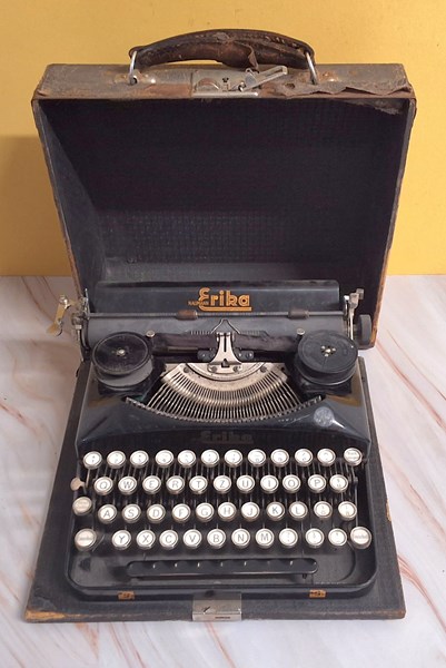 Lot 1306 - VINTAGE TYPEWRITER