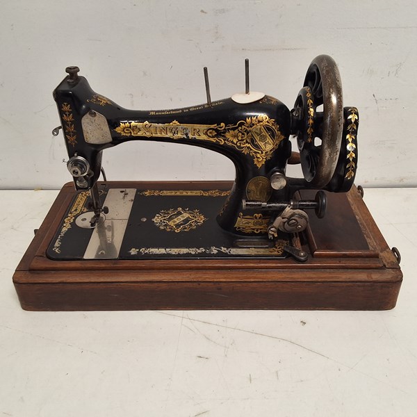 Lot 1229 - SINGER SEWING MACHINE